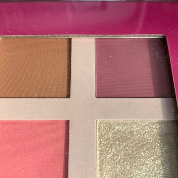 Ultra beauty makeup collection with beautiful zippered case - Picture 5 of 8